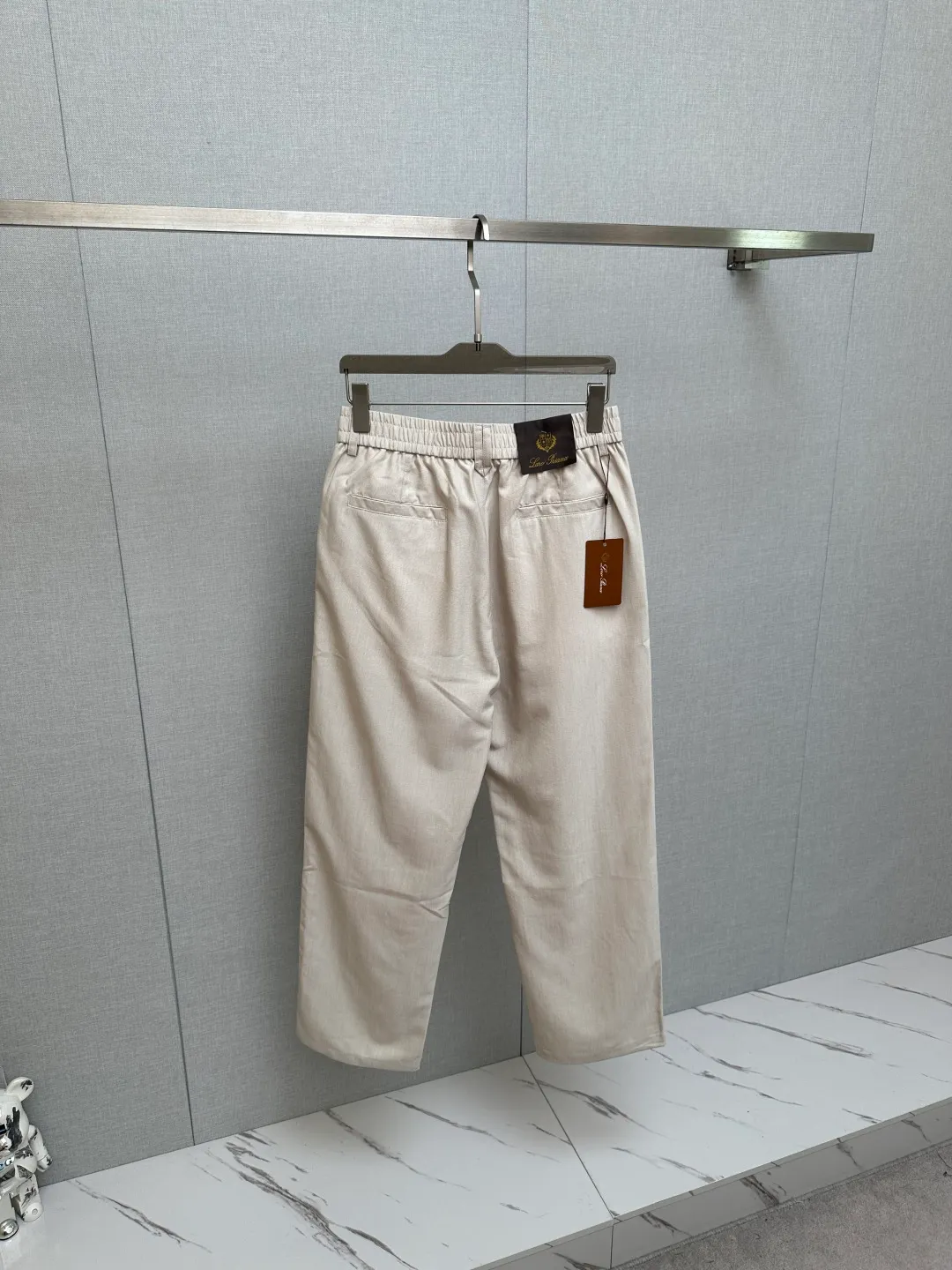 LP's new men's fashion premium casual pants are available from Hong Kong's foreign trade channels. They are produced by Japanese original factories. They are pure-blooded Quality. They perfectly inherit the essence and genes of the family. From the main fabric to the detailed craftsmanship, they all highlight the ingenuity of Quality. They are interpreted using multiple brand elements and logos, and the logo hardware design! A soulful expression of identity! We provide customers with high-grade imported stretch spandex fabrics, very high-end and fashionable detailed craftsmanship, and the red ear cloth is made by a specific antique loom. This element represents the identity and rank of the trousers, which is worth savoring! In terms of matching, it is invincible. Versatile is well interpreted, the details are exquisite, the accessories are all supplied by foreign merchants, the tailoring is fit and slim, and the upper body butt lifting effect is excellent. It is a styling item that can only be found but not sought after! Size: M-4XL